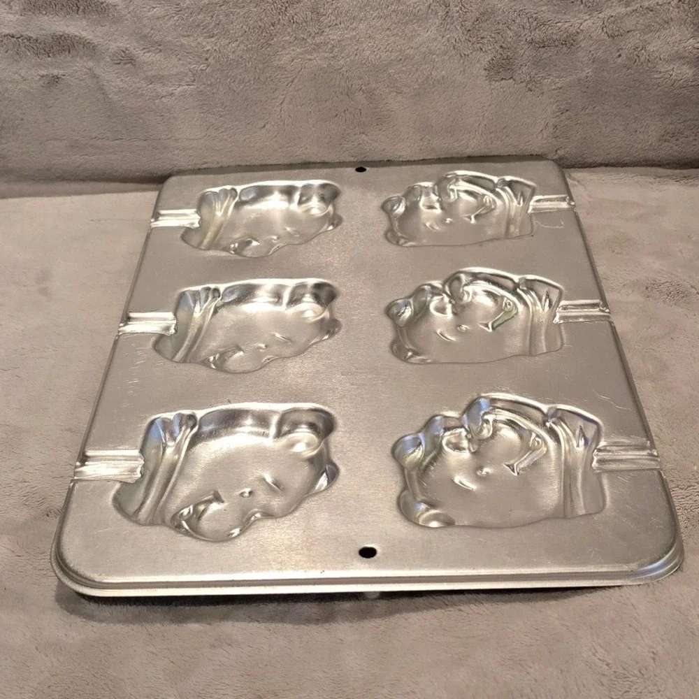 Wilton Disney Winnie the Pooh 6 Cavity Aluminum Cake Pan Cookie Mold 2105-8108